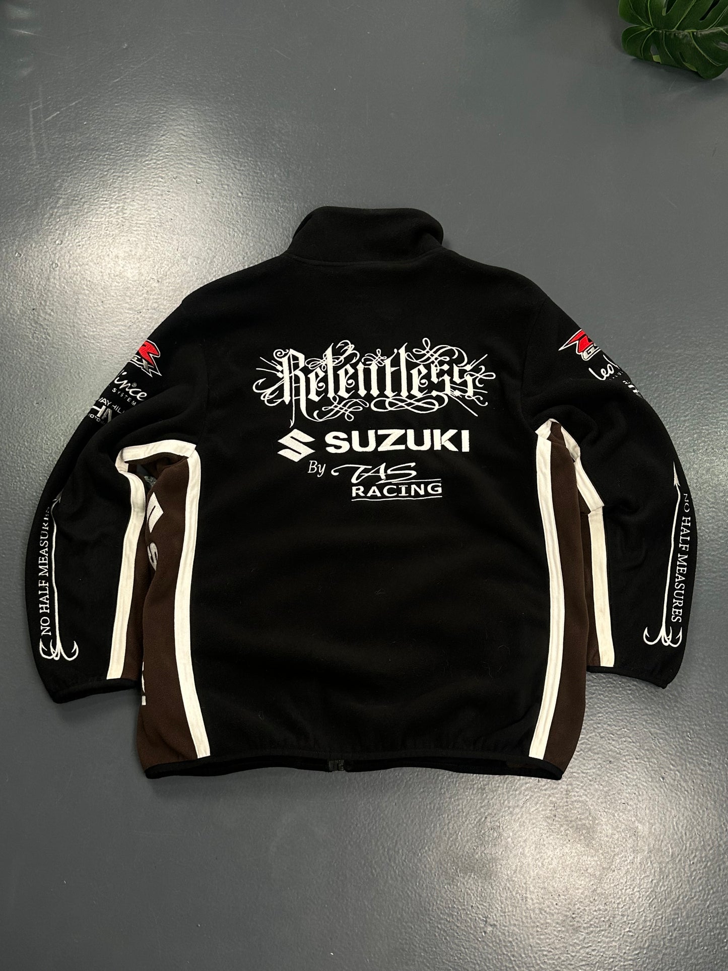 FORRO POLAR SUZUKI TRIBAL VINTAGE NEGRO Y MARRÓN