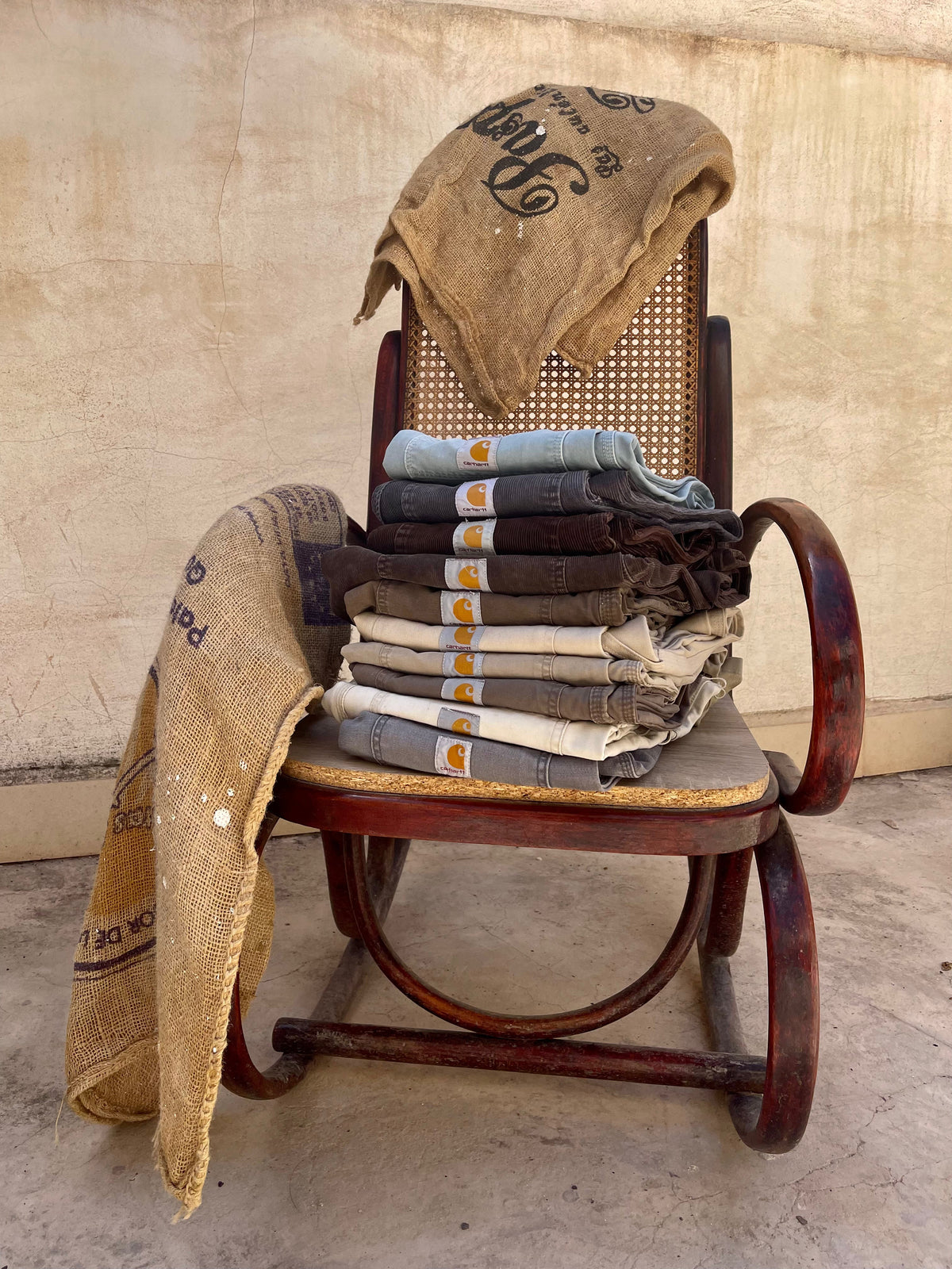 Prendas workwear de REVIVE apiladas sobre una silla