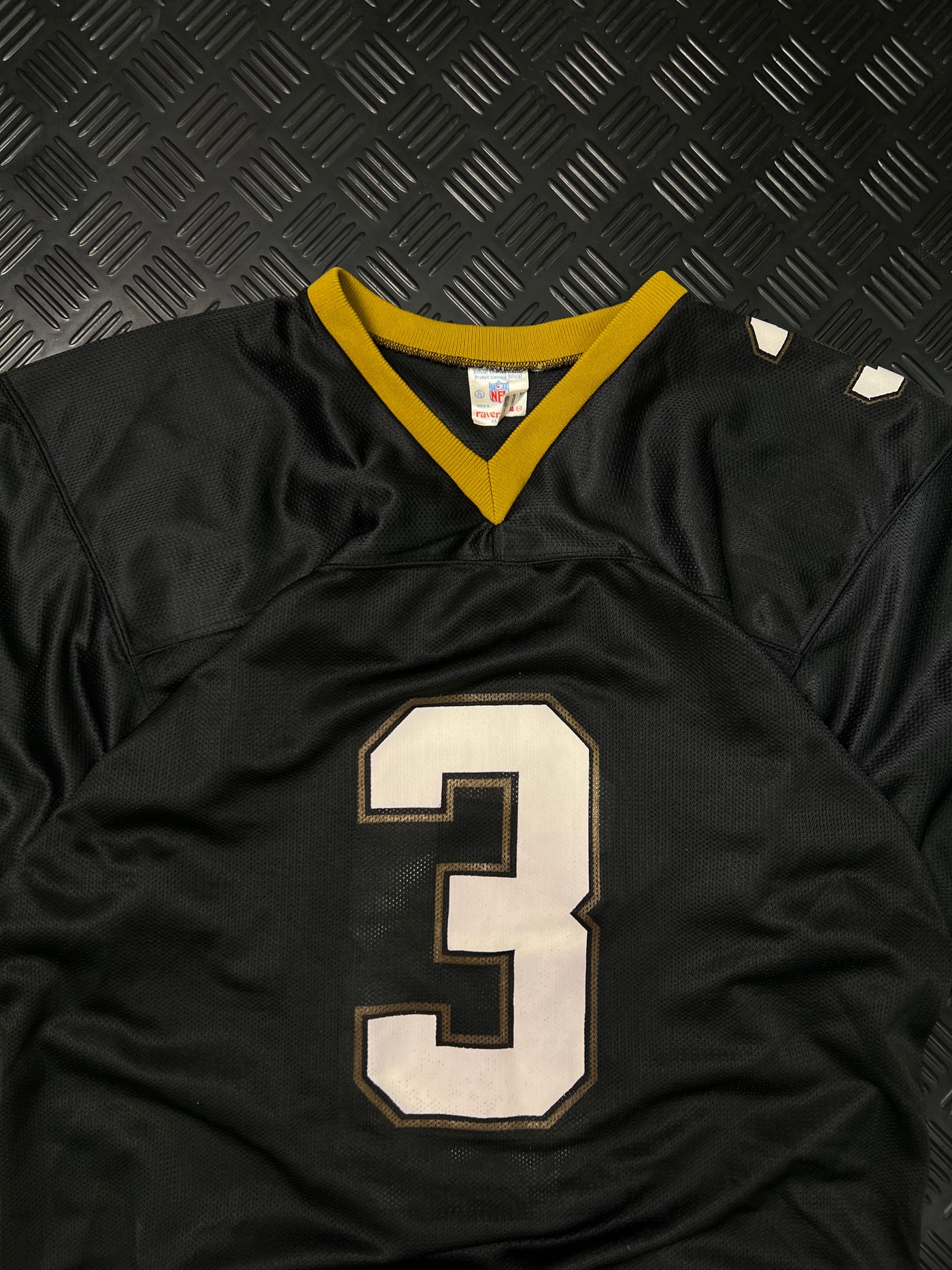 Detalle frontal y cuello de camiseta NFL New Orleans Saints vintage