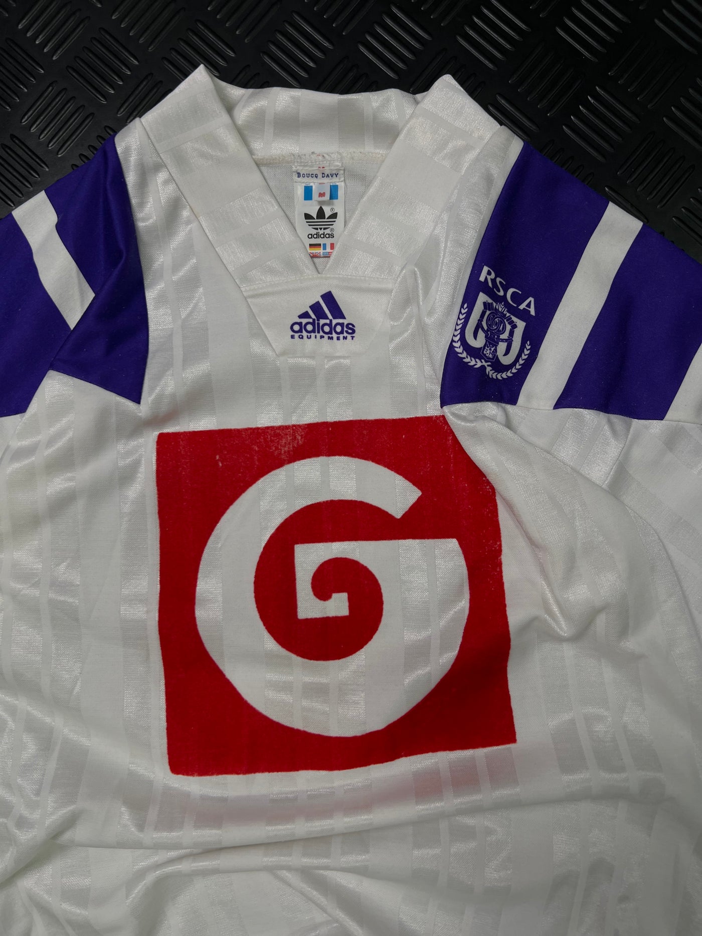 Vista frontal de camiseta Adidas RSC Anderlecht vintage