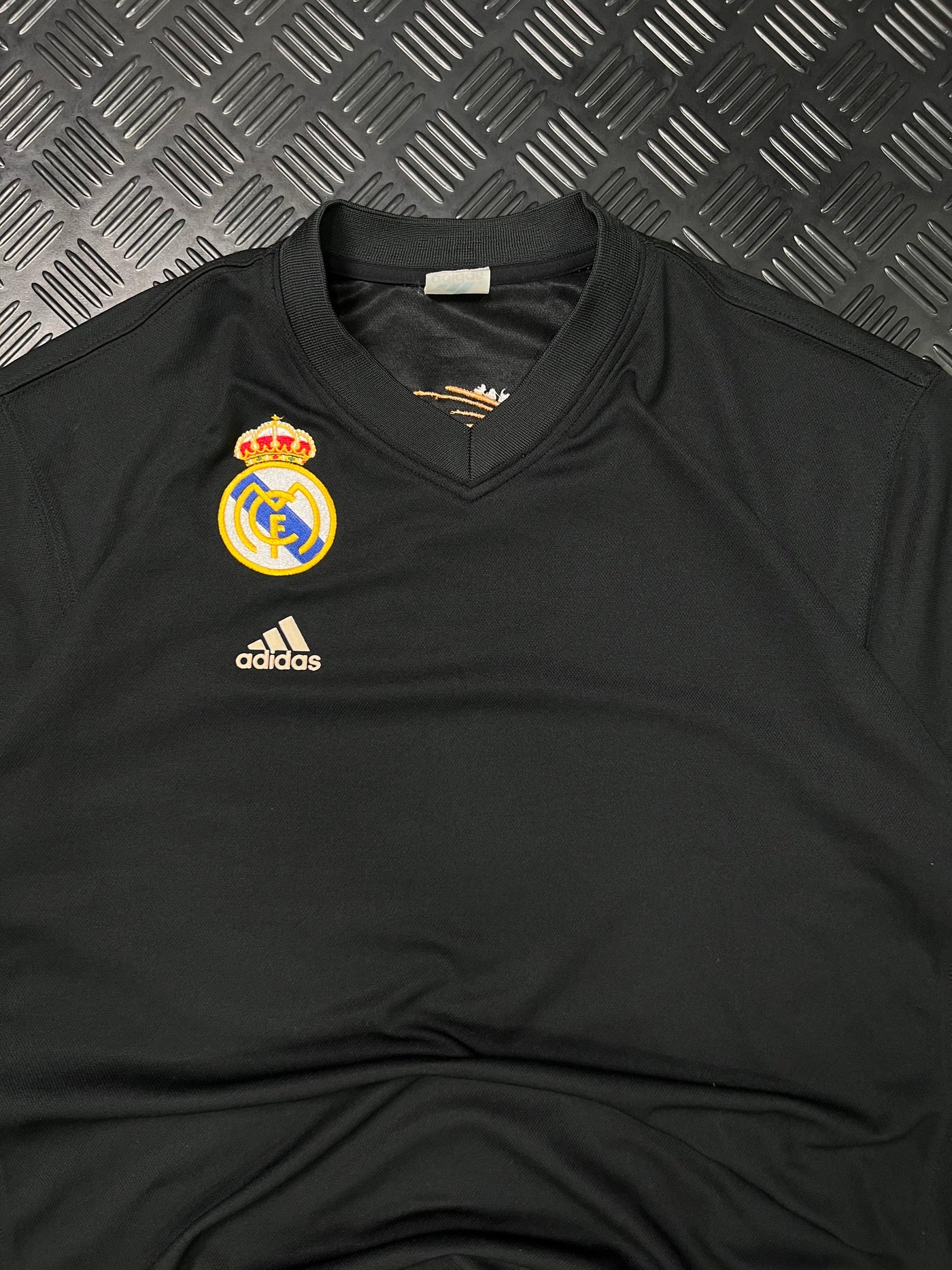 Detalle de escudo y logotipo Adidas de camiseta Real Madrid