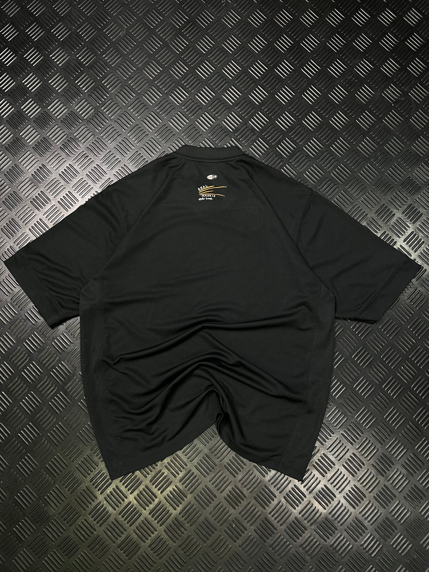 Vista trasera de camiseta Adidas Real Madrid negra