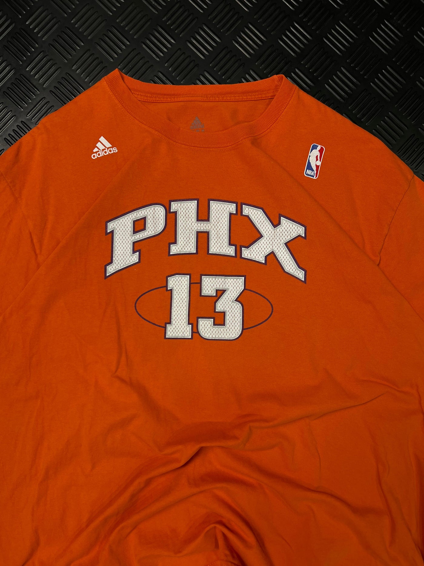 Detalle frontal de camiseta Adidas Phoenix Suns número 13