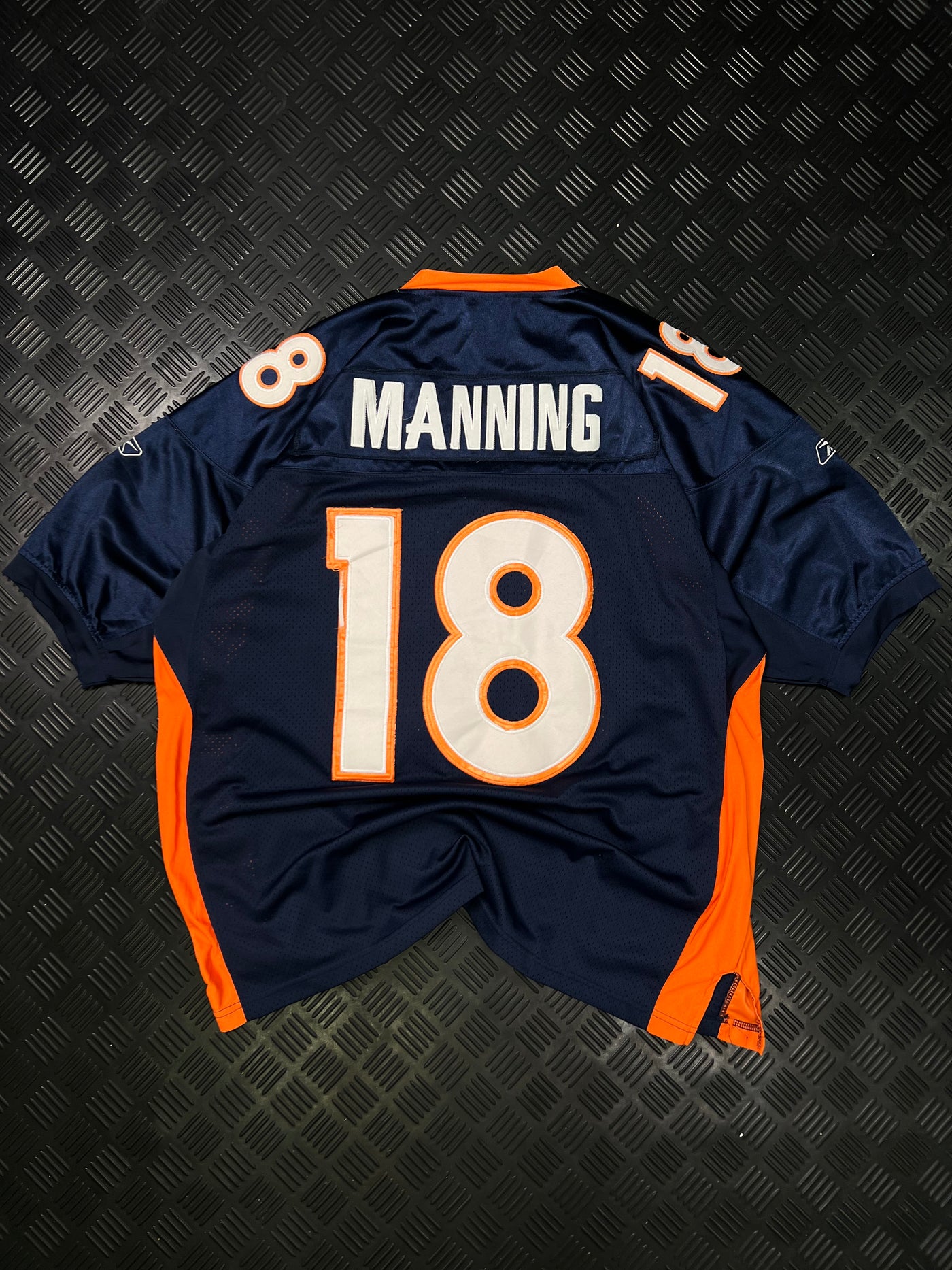 Vista trasera de camiseta NFL Denver Broncos Peyton Manning con dorsal 18