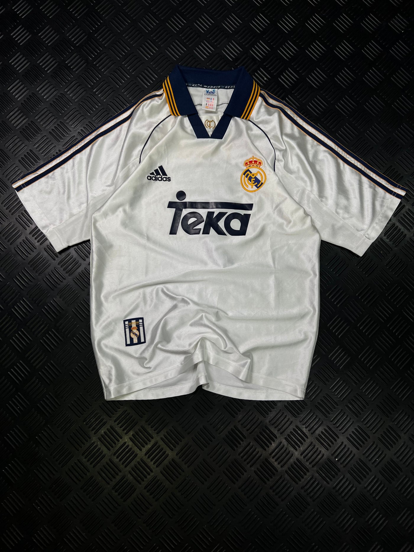 Vista frontal de camiseta Adidas Real Madrid Teka Figo vintage blanca