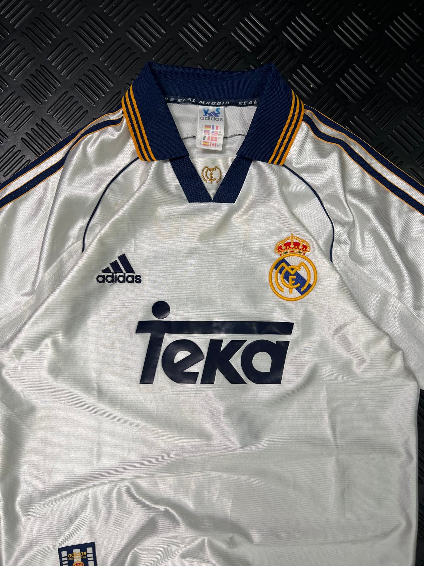 Detalle de etiqueta talla XS de camiseta Adidas Real Madrid Figo vintage