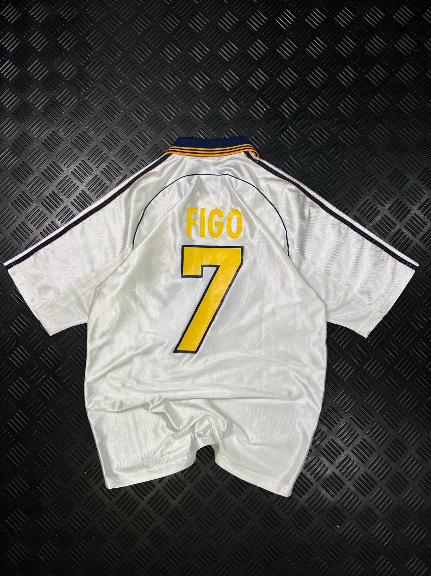 Vista trasera de camiseta Real Madrid Figo con dorsal 7