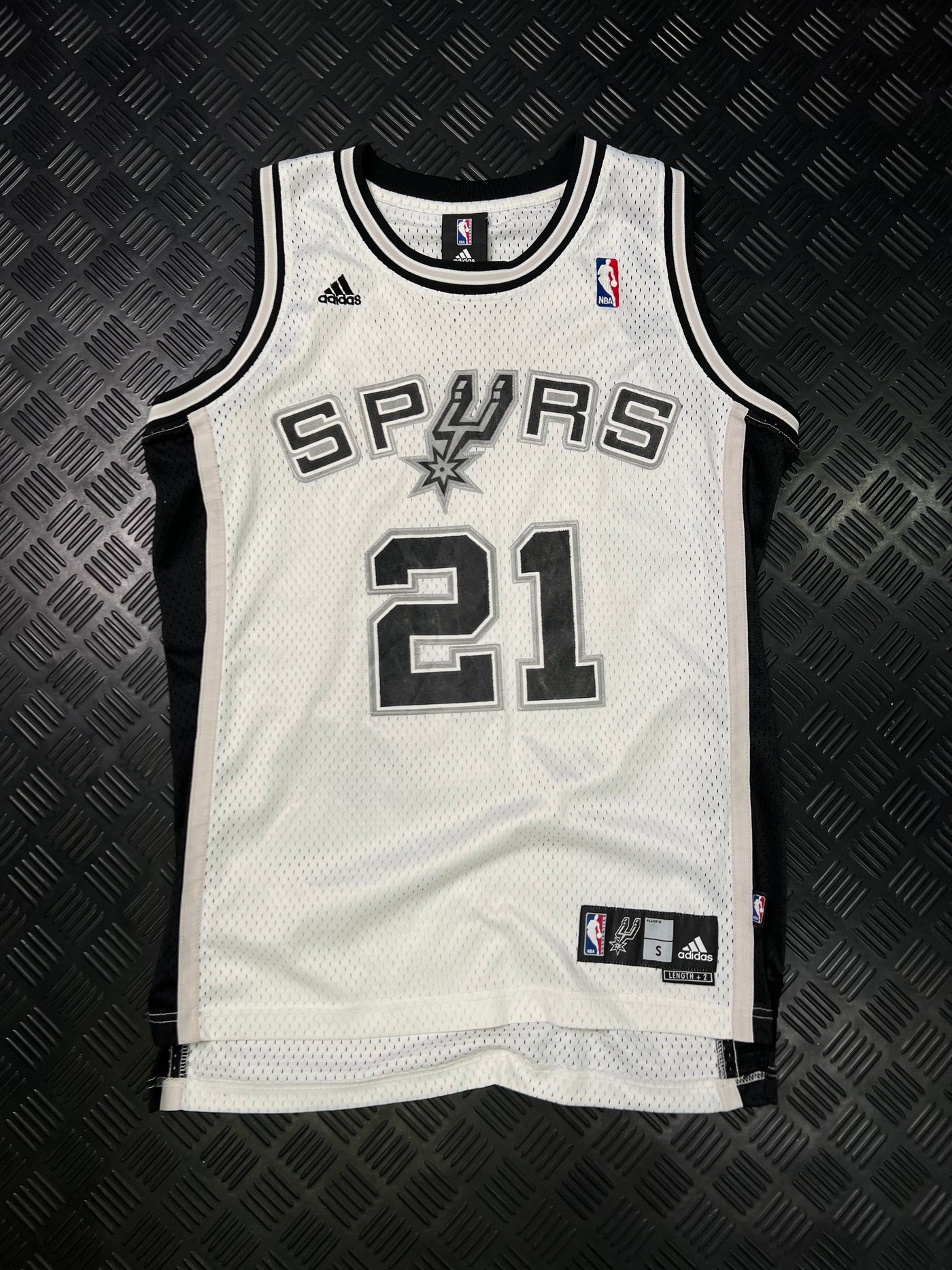 Vista frontal de camiseta NBA Adidas San Antonio Spurs Tim Duncan