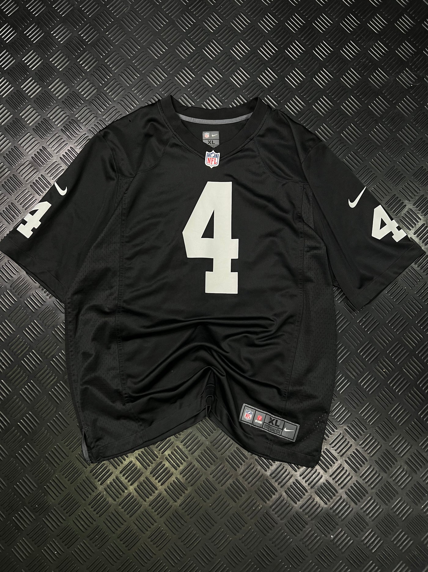 Vista frontal de camiseta NFL Nike Raiders Derek Carr negra