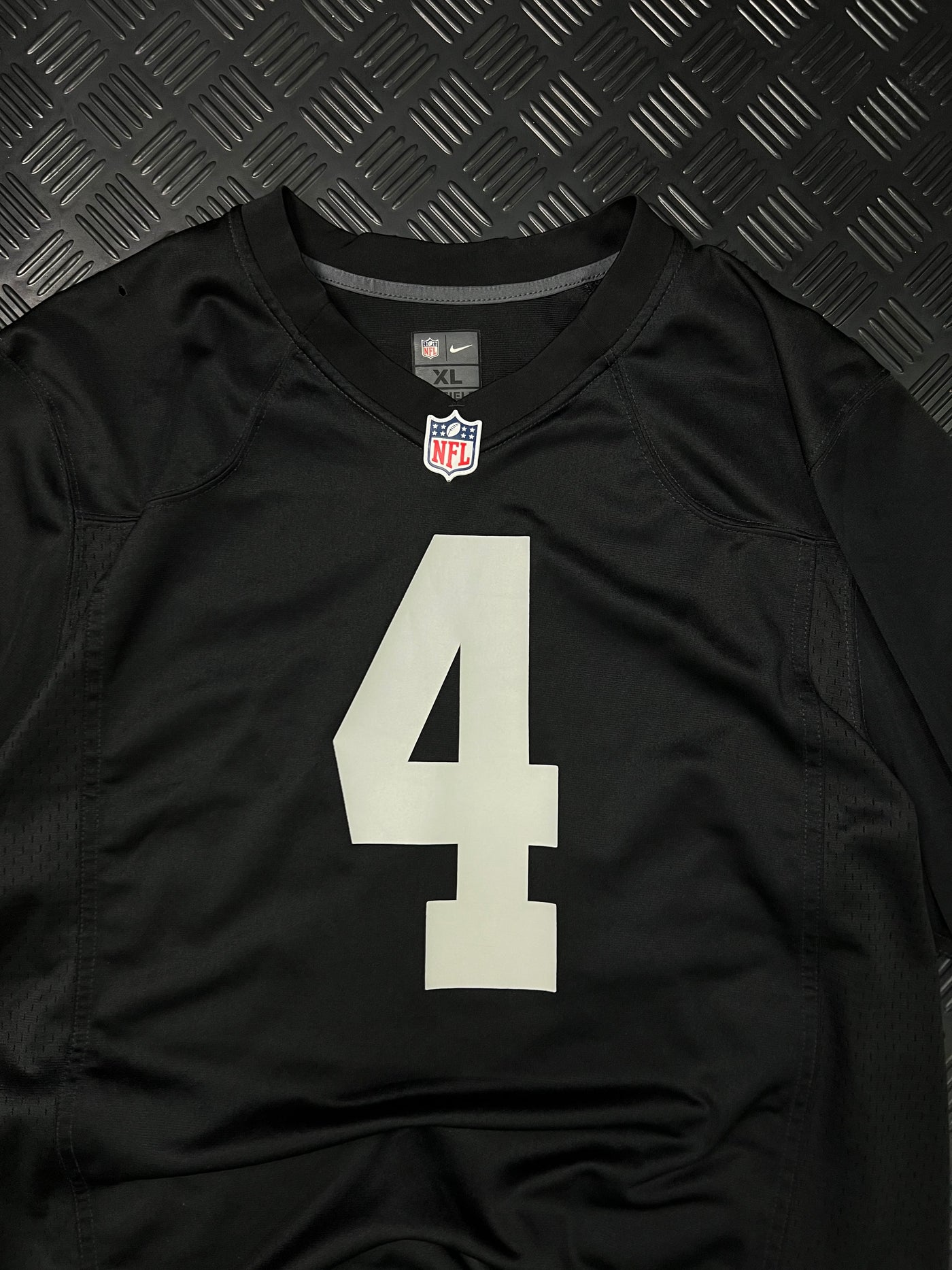 Detalle de etiqueta talla XL de camiseta NFL Nike Raiders