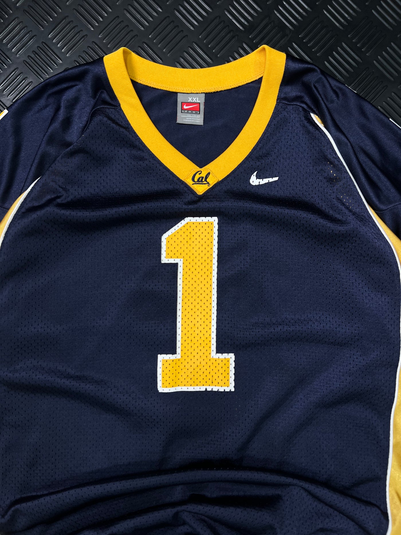 Detalle de etiqueta talla XXL de camiseta Nike Cal Golden Bears