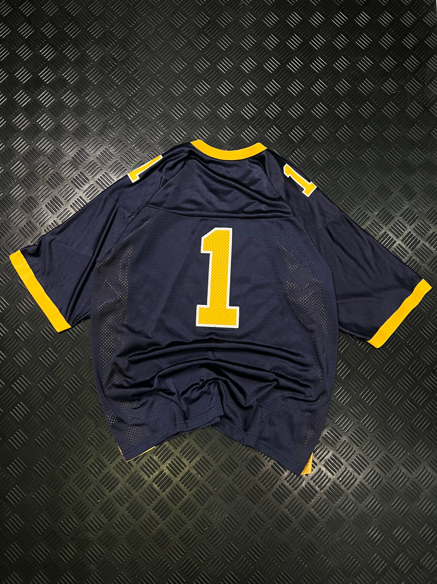 Vista trasera de camiseta Cal Golden Bears con dorsal 1