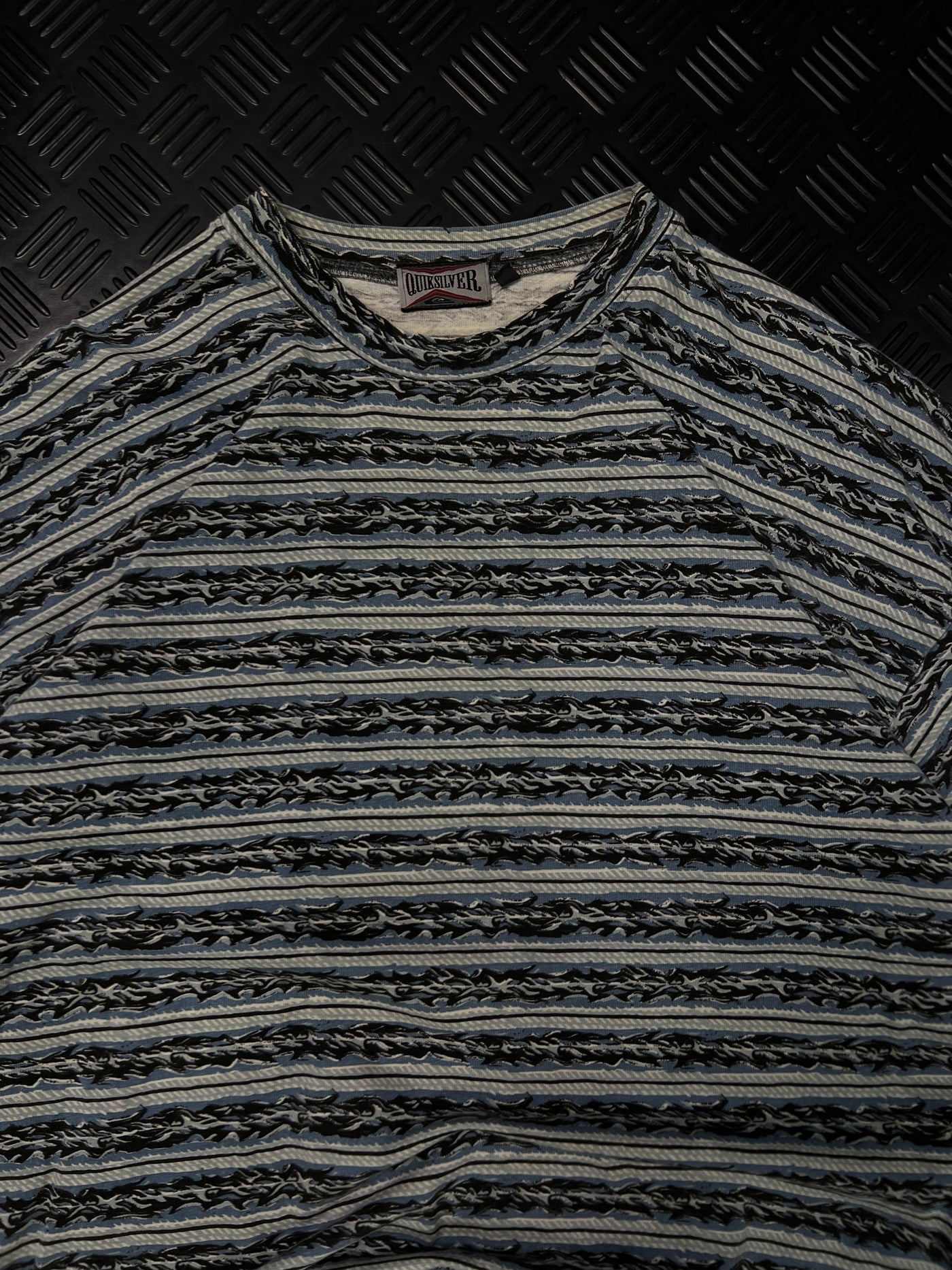 Detalle de estampado y etiqueta Quiksilver vintage