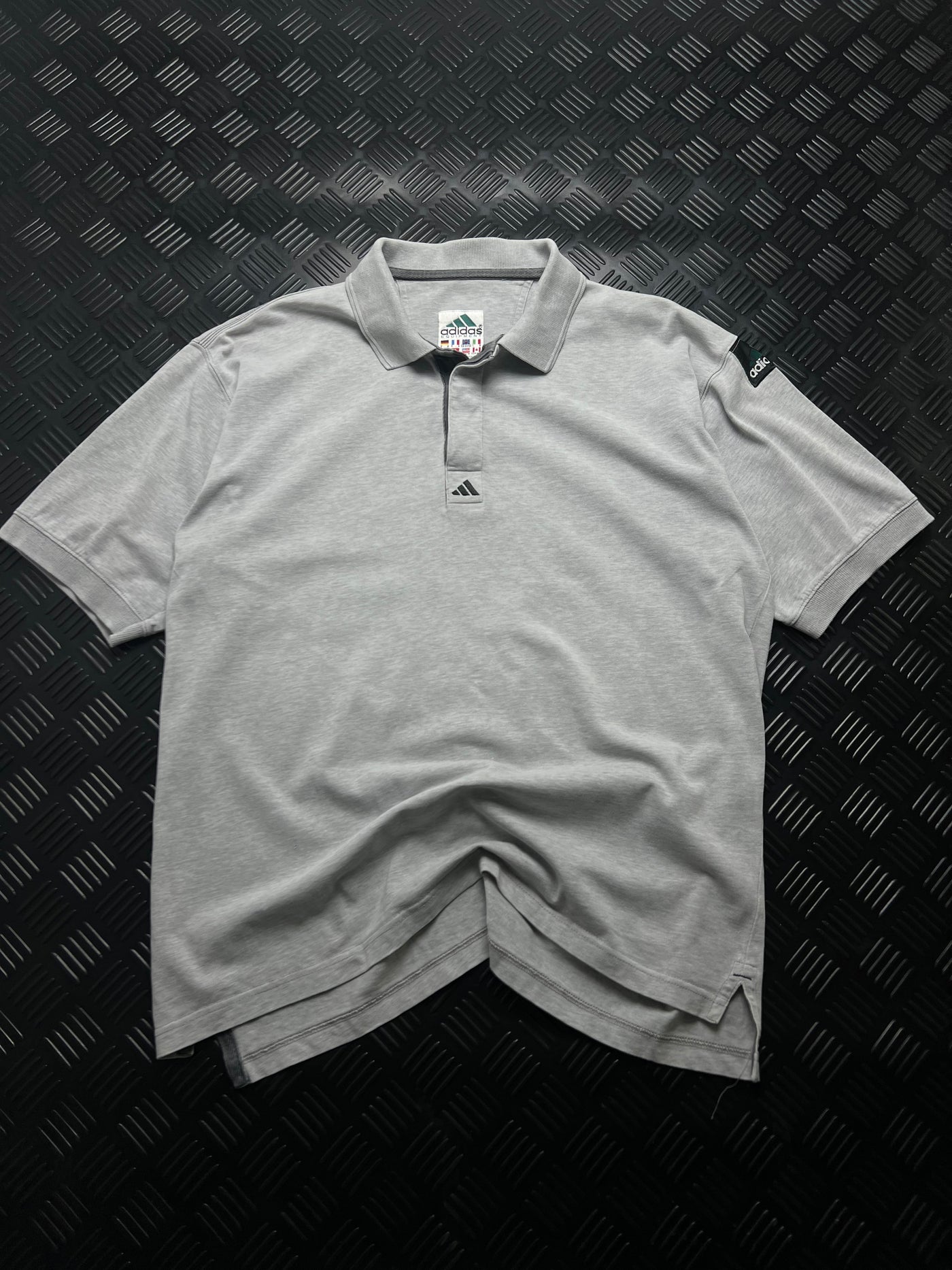 Vista frontal de polo Adidas Equipment vintage gris