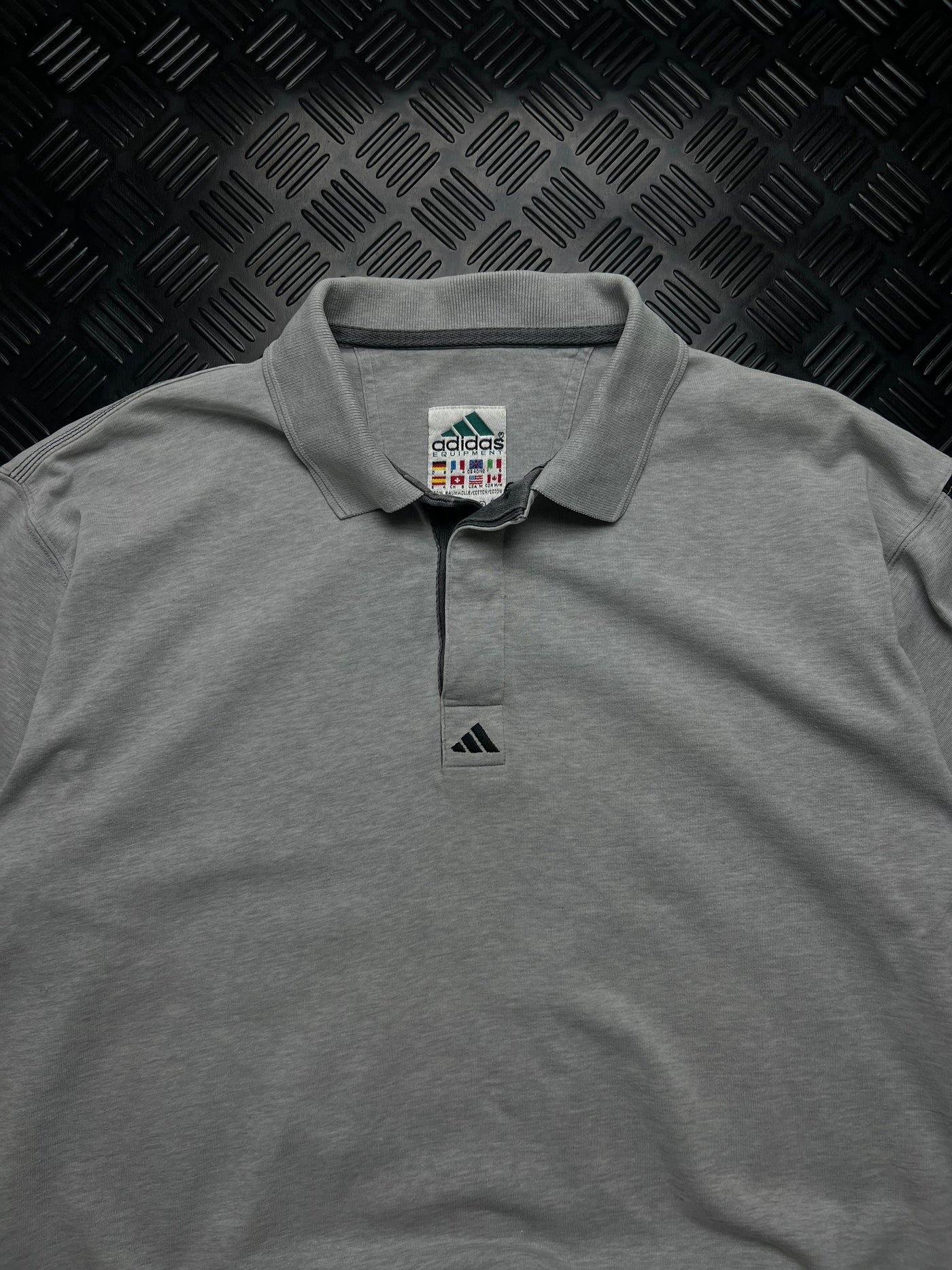 Detalle de cuello y logotipo de polo Adidas Equipment vintage