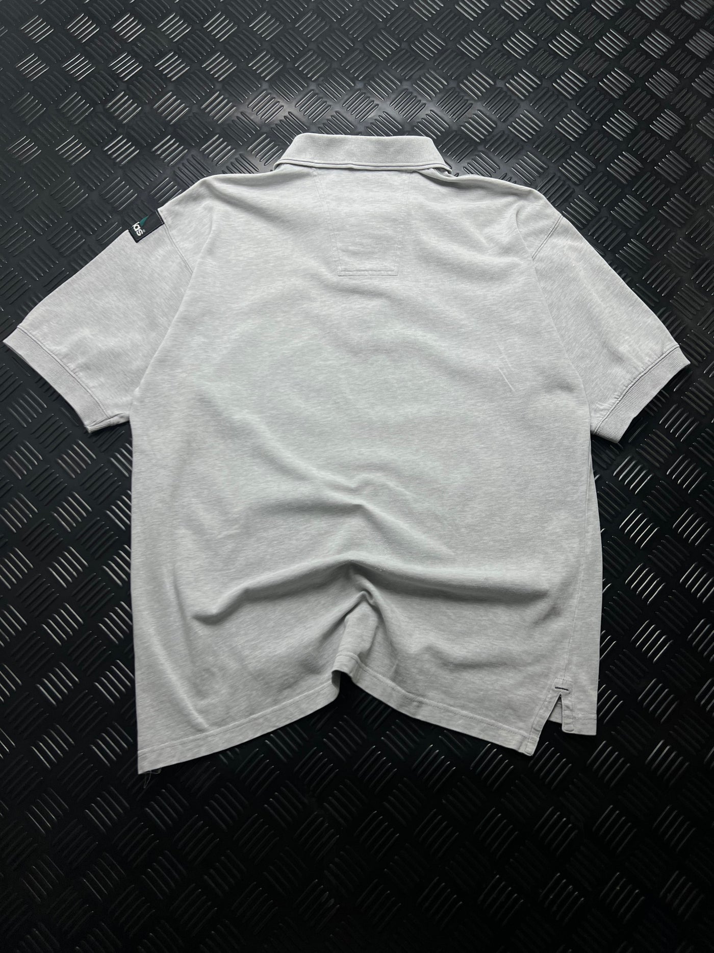 Vista trasera de polo Adidas Equipment vintage gris