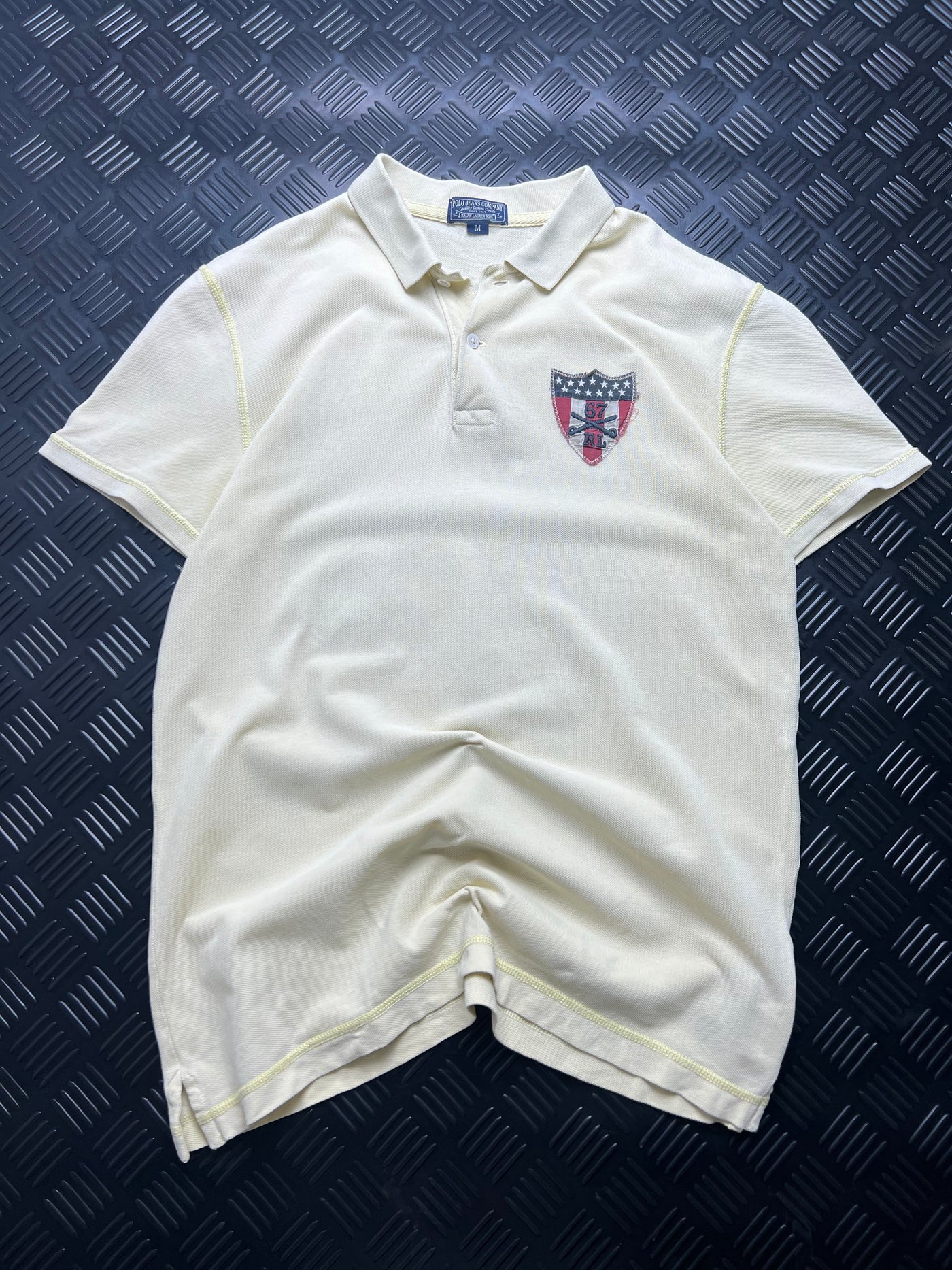 Vista frontal iluminada de polo Ralph Lauren Polo Jeans Company 67