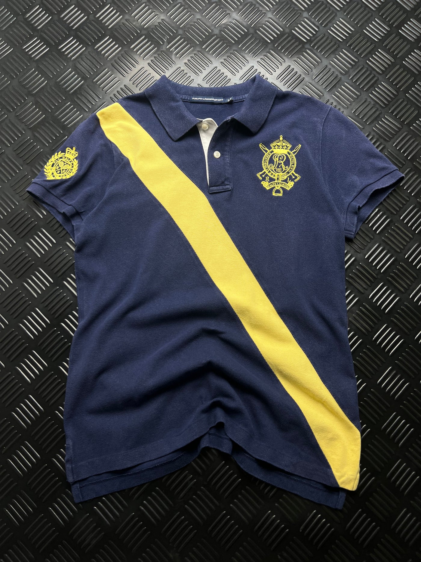 Vista frontal de polo Ralph Lauren Sport con franja diagonal amarilla