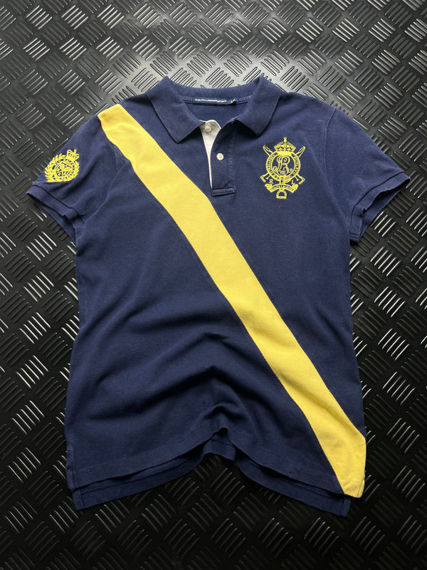 Vista frontal de polo Ralph Lauren Sport con franja diagonal amarilla