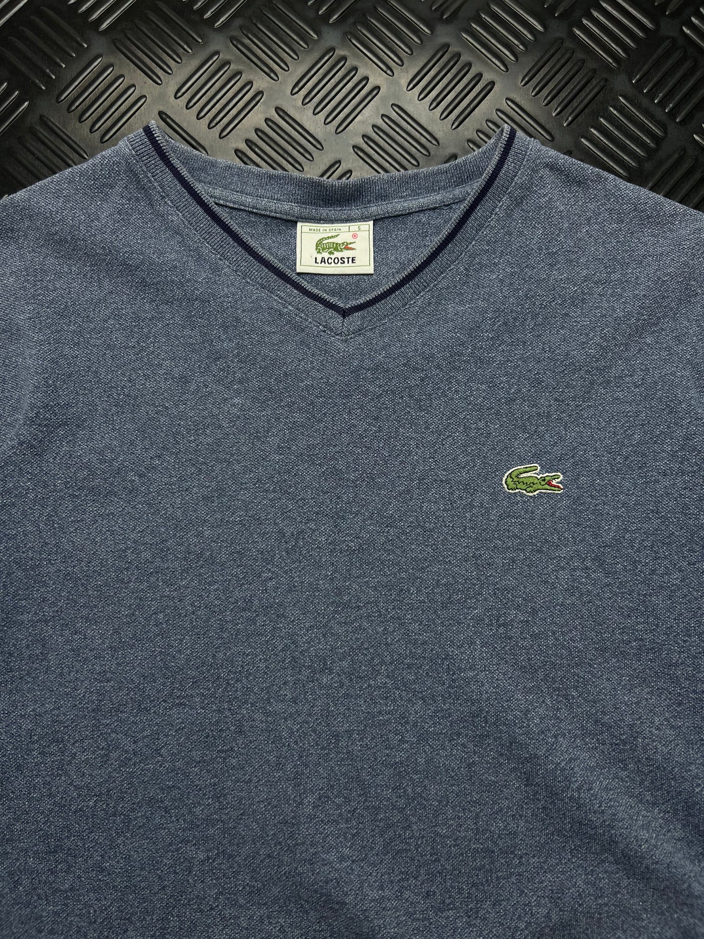 Detalle de camiseta Lacoste cuello de pico vintage talla 5