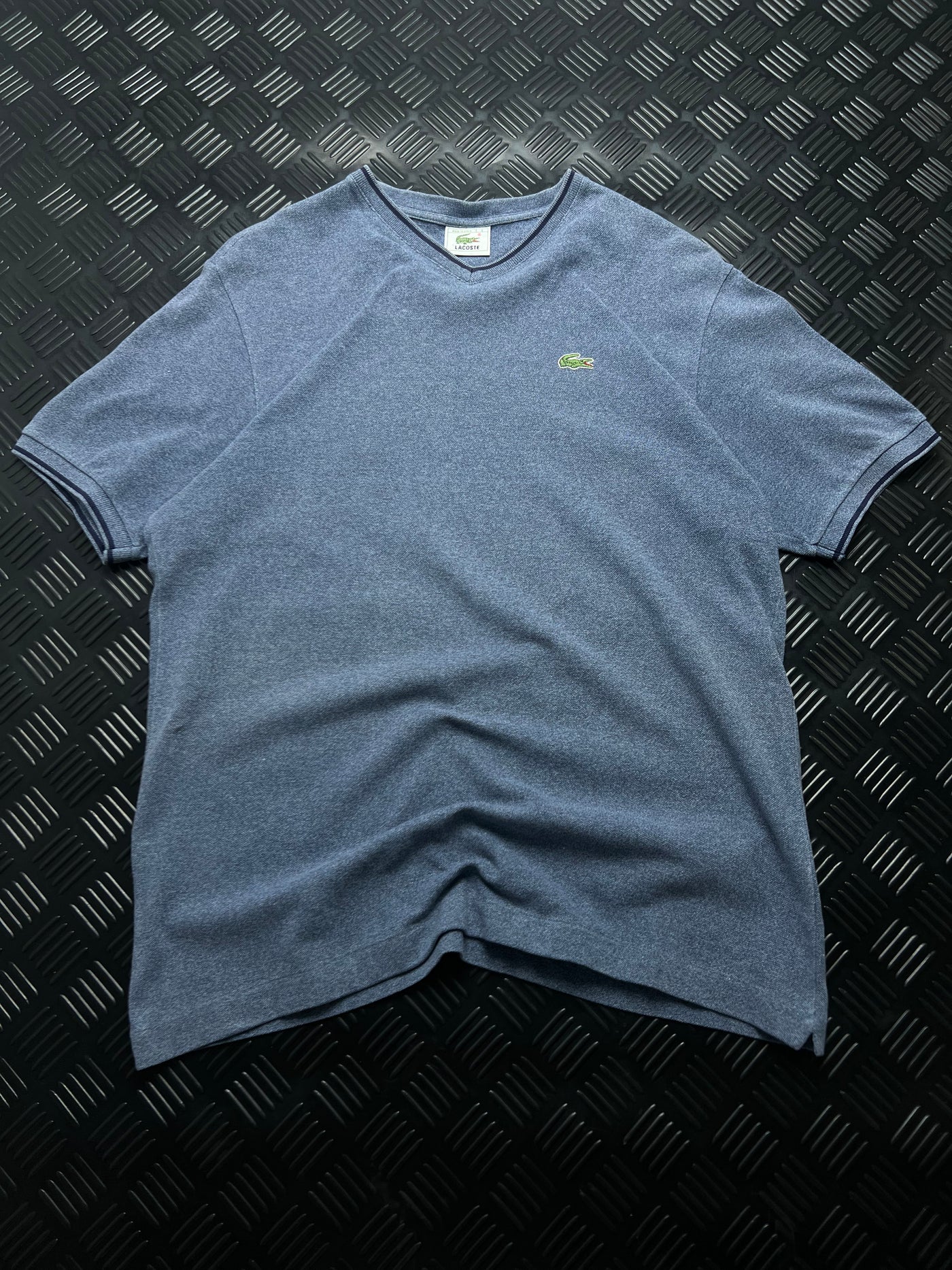 Vista frontal de camiseta Lacoste cuello de pico azul grisáceo