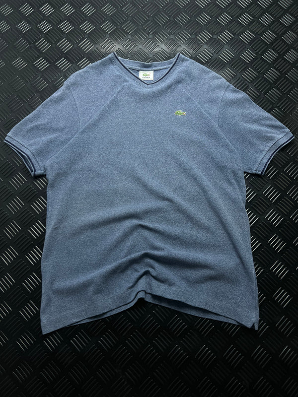 Vista frontal de camiseta Lacoste cuello de pico azul grisáceo