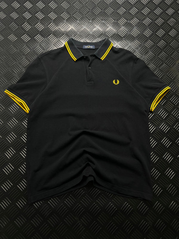 Vista frontal de polo Fred Perry negro y amarillo
