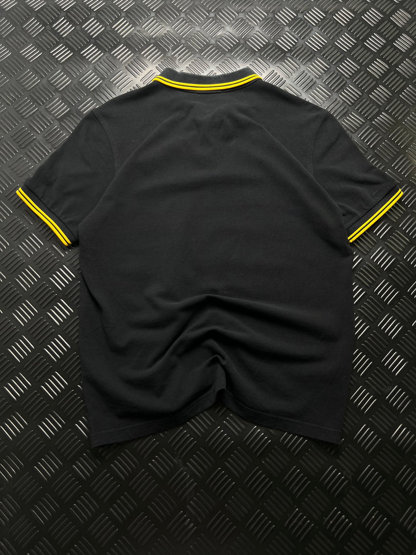 Vista trasera de polo Fred Perry negro