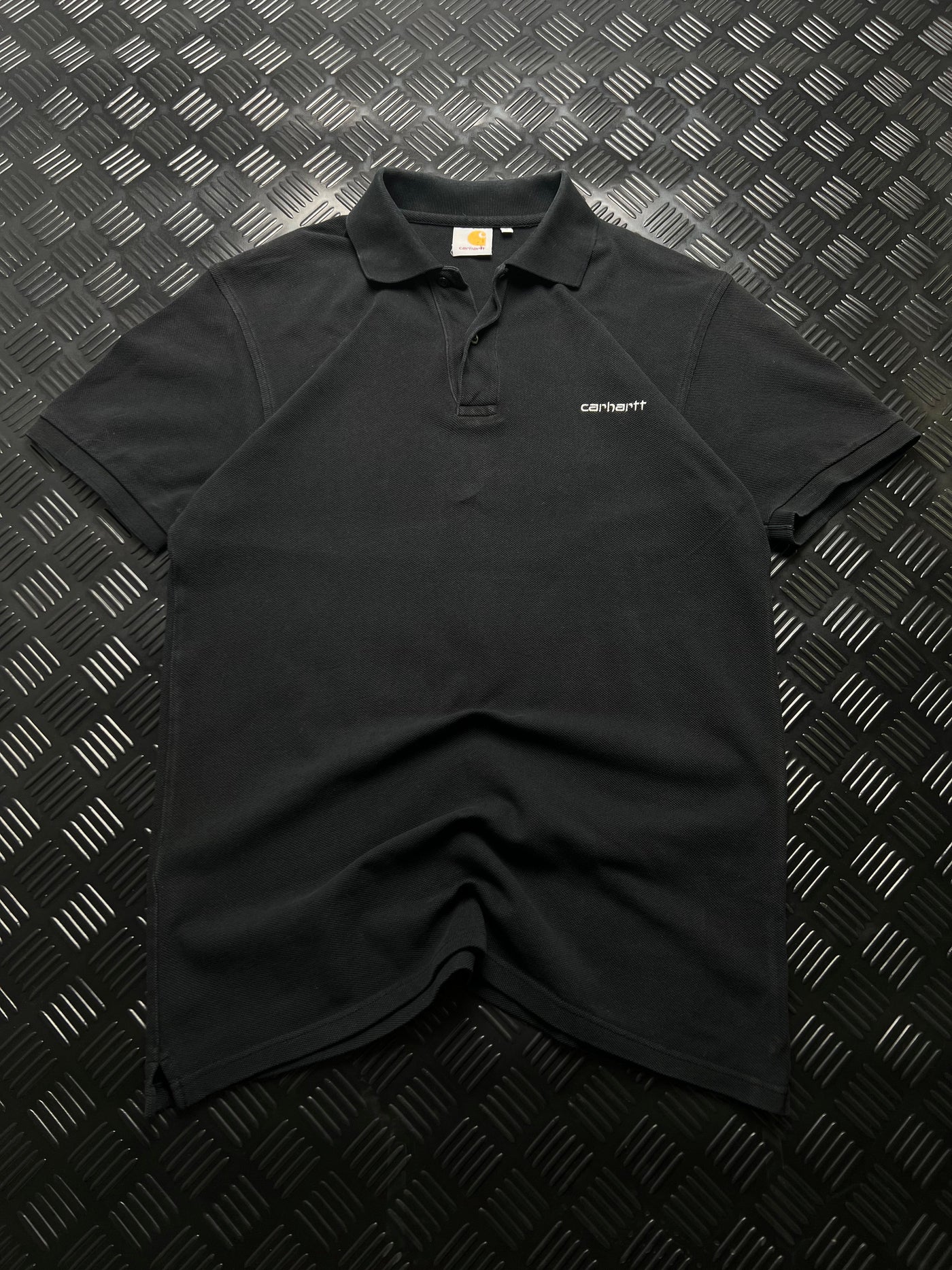 Vista frontal de polo Carhartt negro talla M