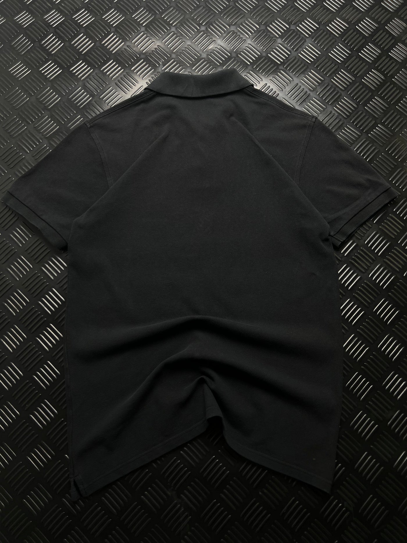 Vista trasera de polo Carhartt negro