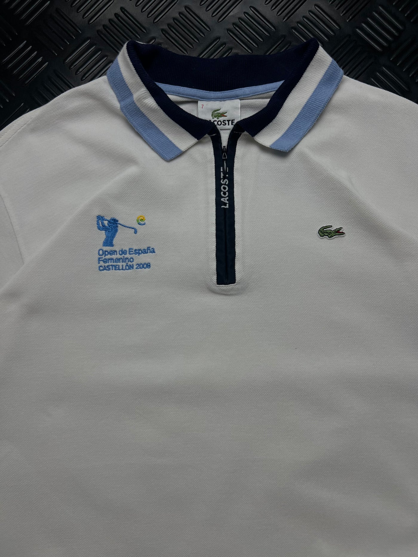 Detalle de bordados y etiqueta talla 7 de polo Lacoste Castellón 2008