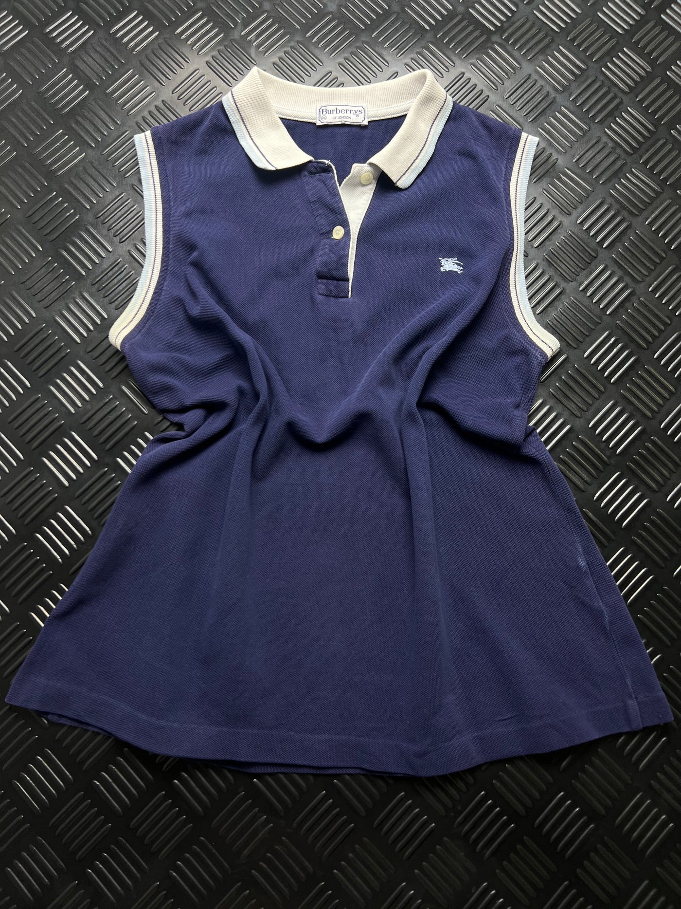 Vista frontal de vestido polo sin mangas Burberrys vintage