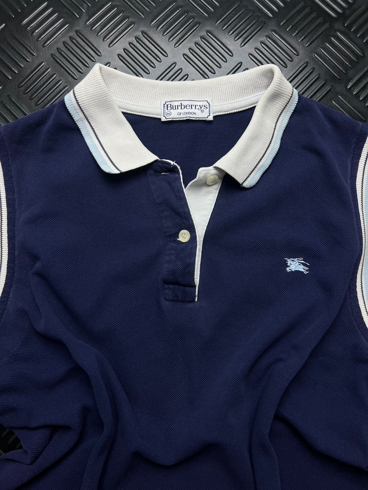 Detalle de etiqueta talla 46 y bordado de vestido Burberrys
