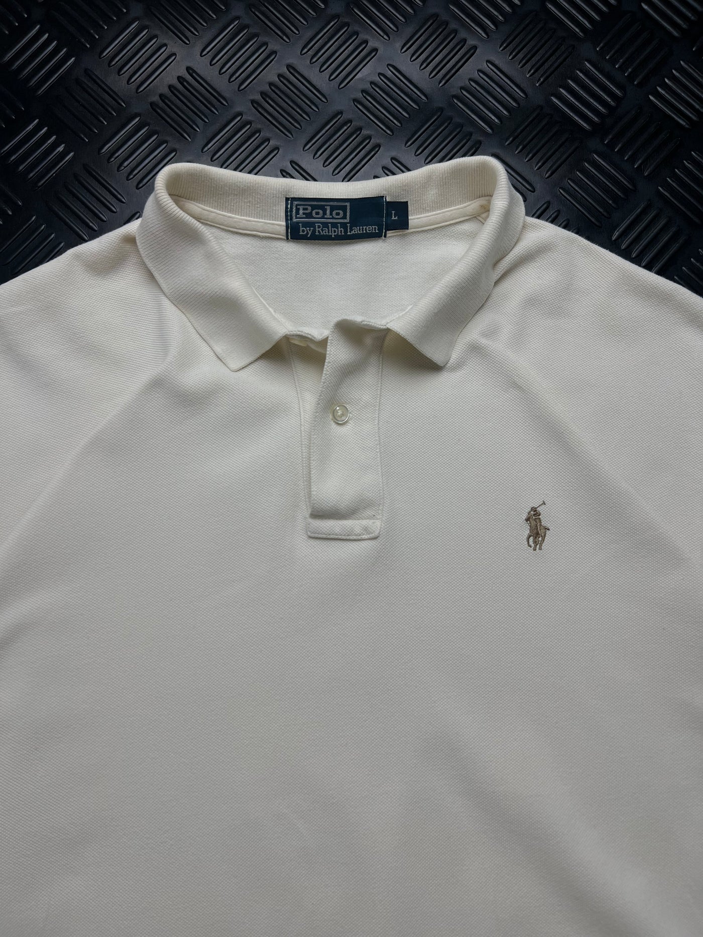 Detalle de etiqueta talla L y Pony bordado de polo Ralph Lauren