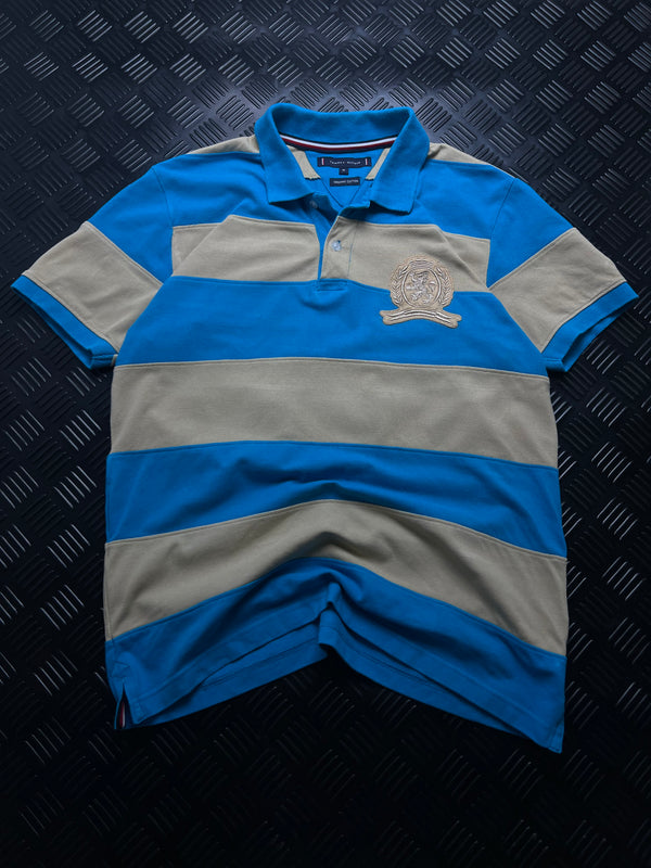 Vista frontal de polo Tommy Hilfiger de rayas azul y gris