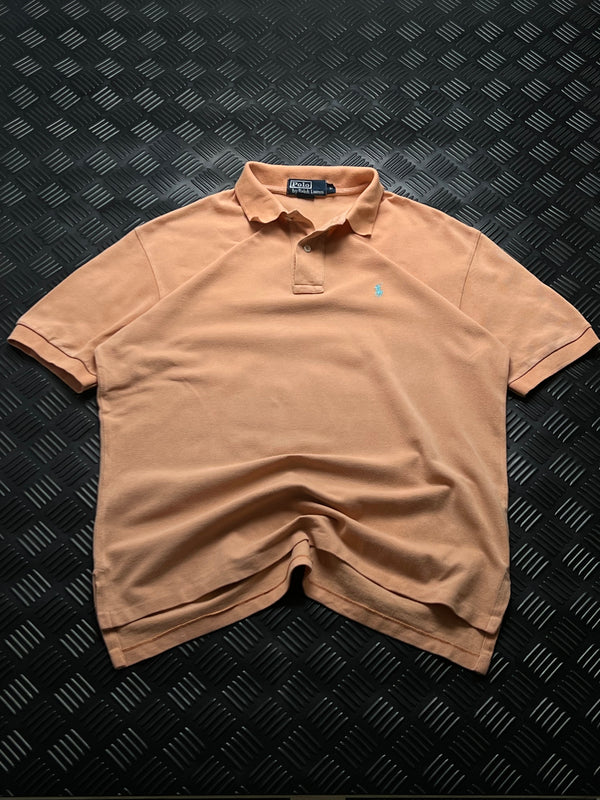 Vista frontal de polo Ralph Lauren salmón
