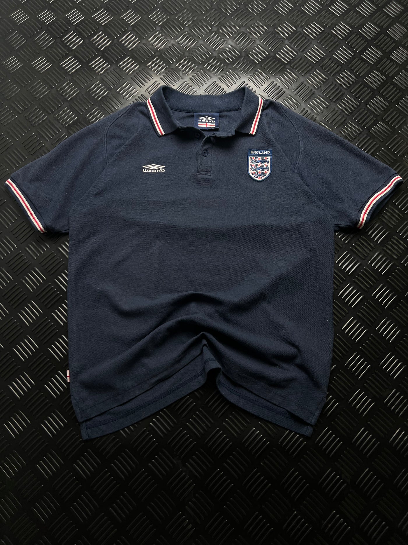 Vista frontal de polo Umbro Inglaterra vintage