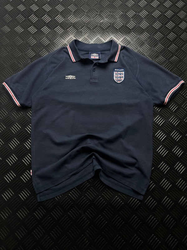 Vista frontal de polo Umbro Inglaterra vintage