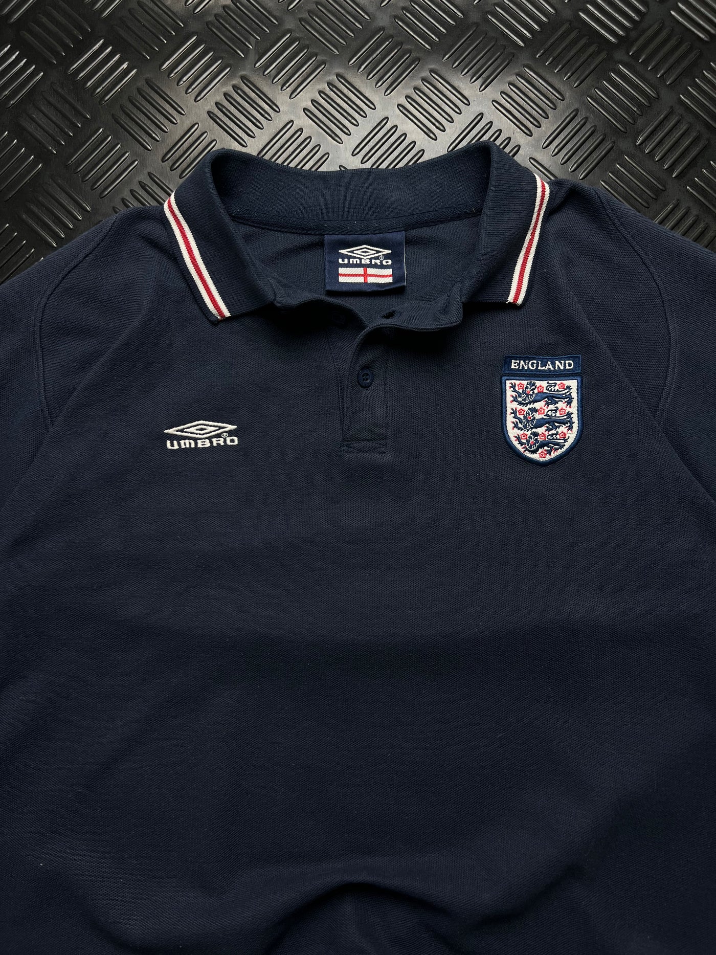 Detalle de escudo de Inglaterra y etiqueta Umbro vintage