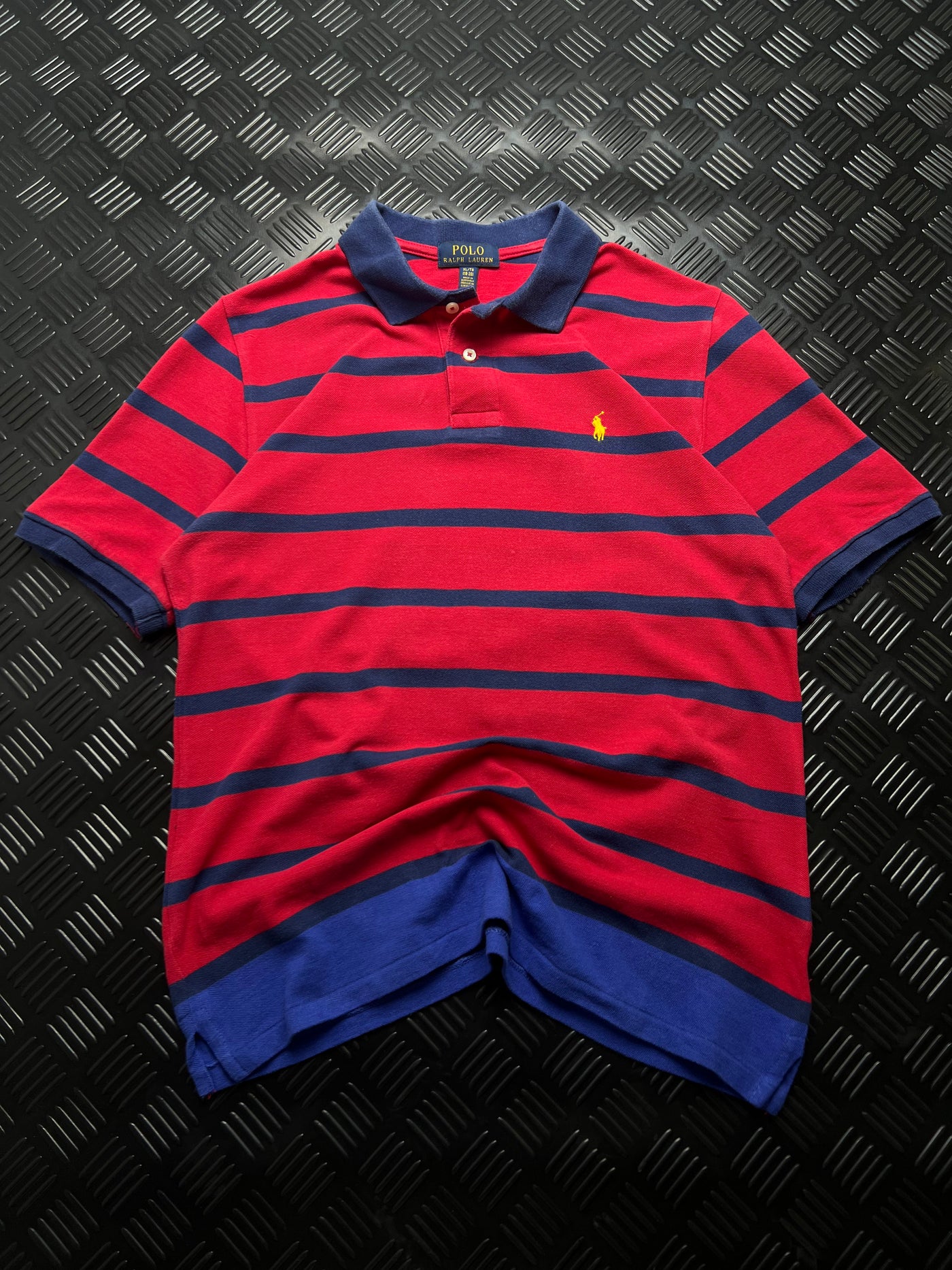 Vista frontal de polo Ralph Lauren rojo de rayas