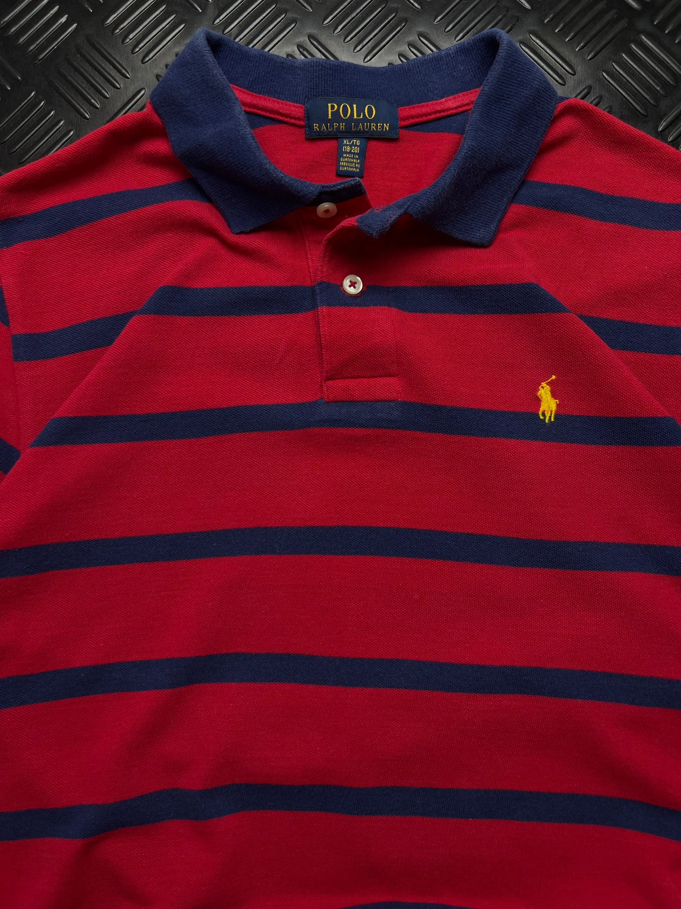 Detalle de etiqueta talla XL y Pony amarillo de polo Ralph Lauren