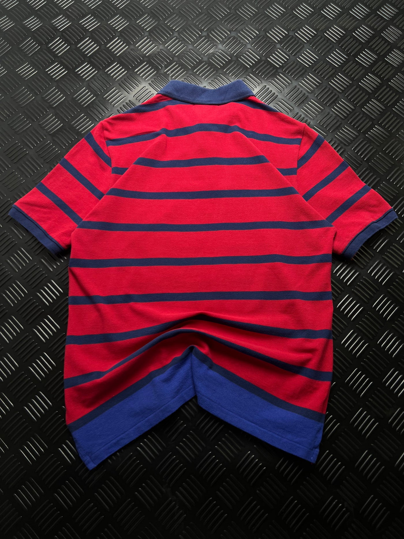 Vista trasera de polo Ralph Lauren rojo de rayas