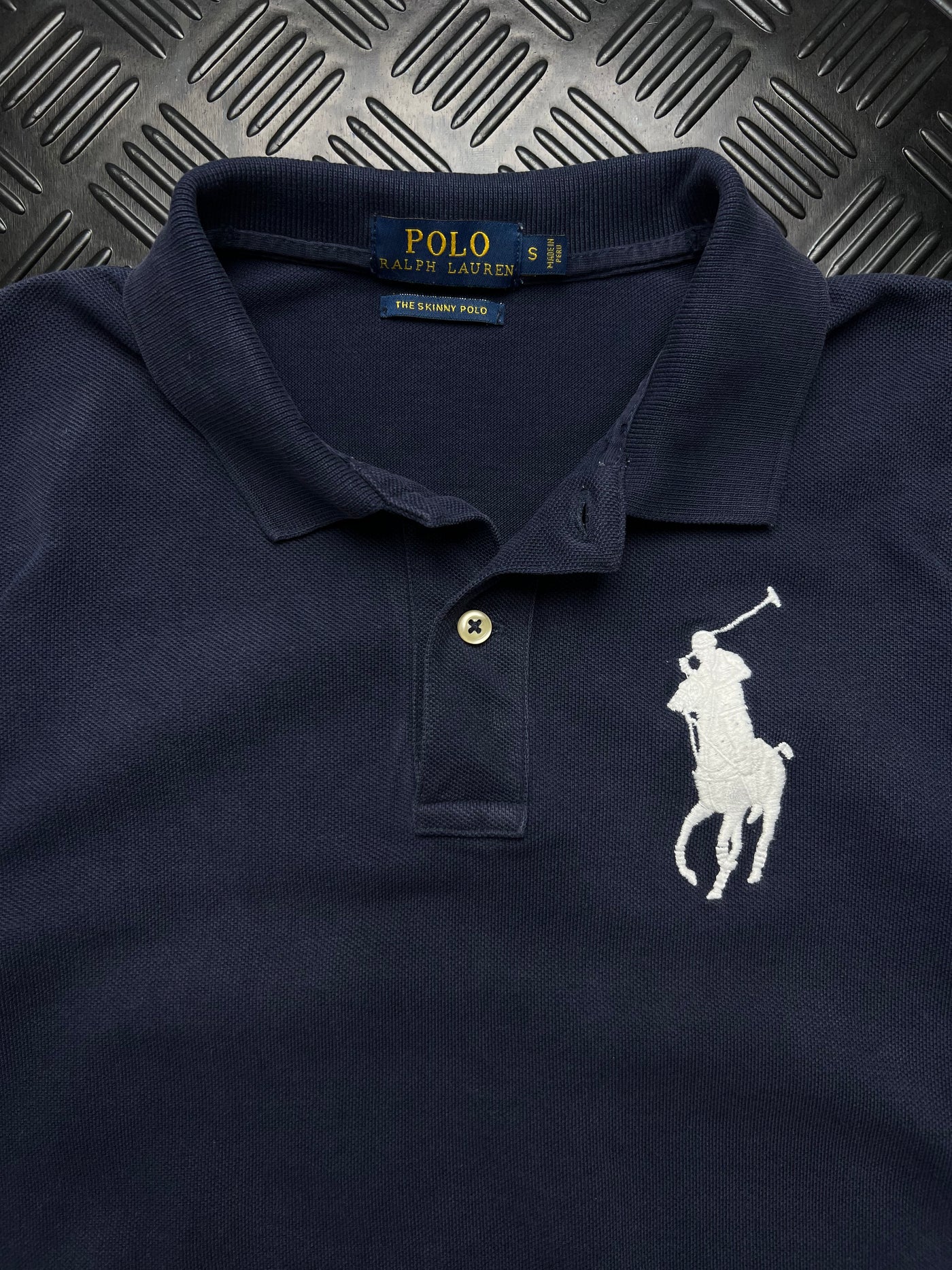 Detalle de etiqueta talla S y Big Pony blanco de polo Ralph Lauren