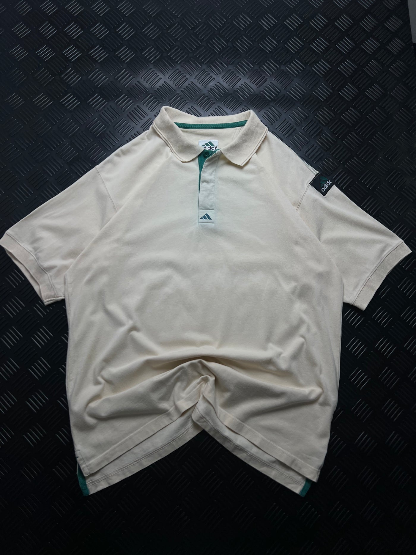 Vista frontal de polo Adidas Equipment blanco vintage
