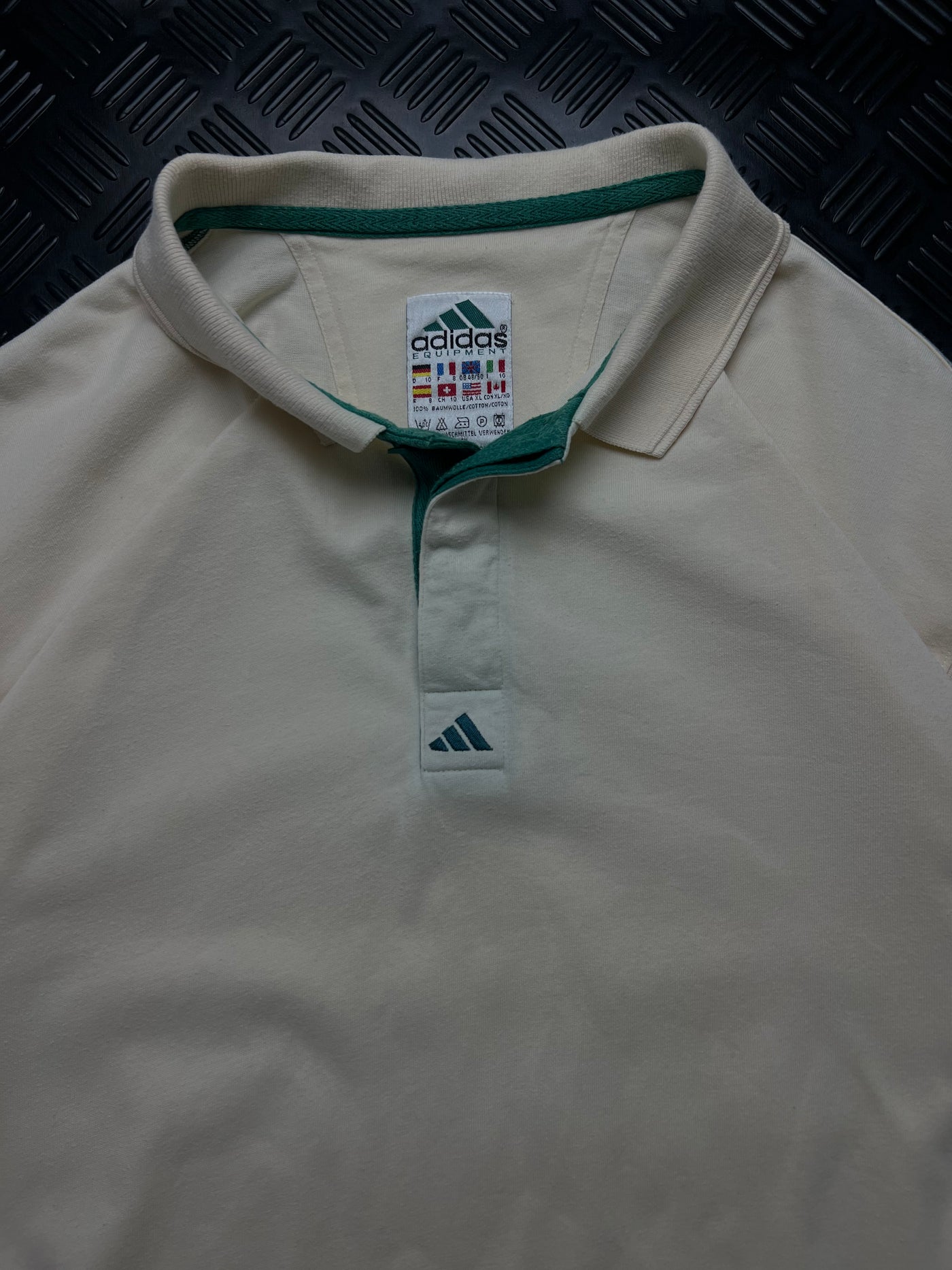 Detalle de etiqueta Adidas Equipment vintage