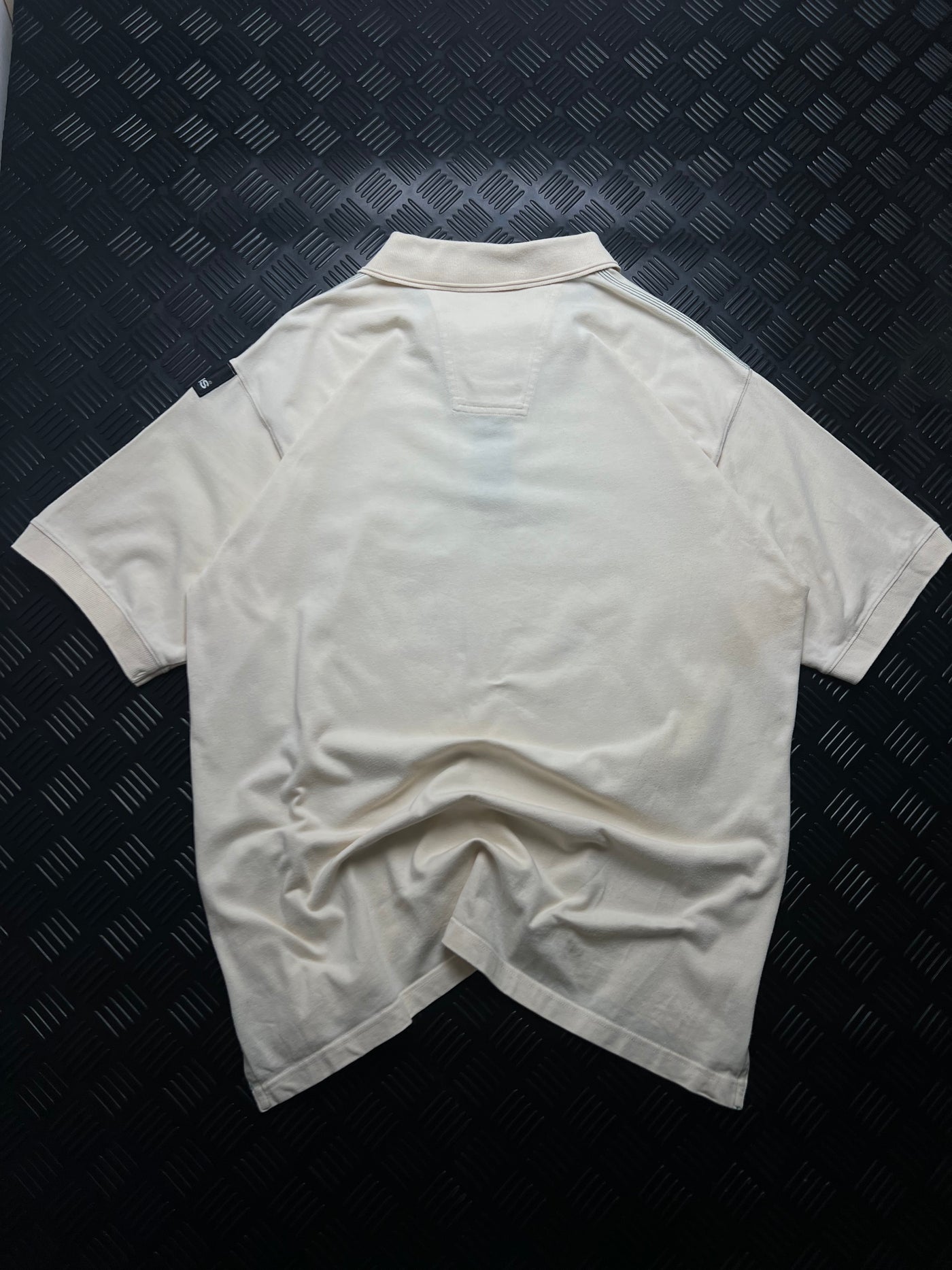 Vista trasera de polo Adidas Equipment blanco vintage