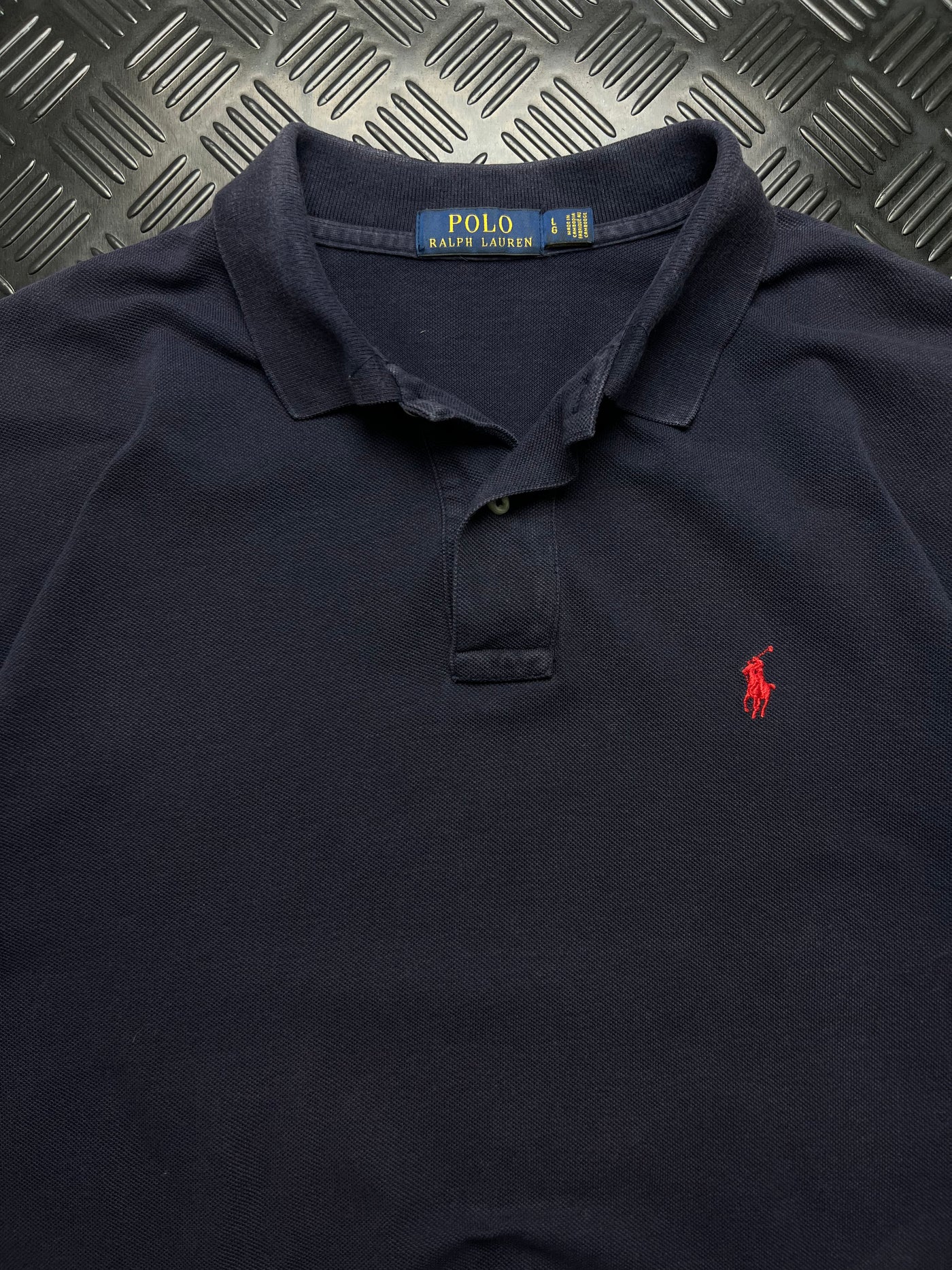 Detalle de etiqueta talla L y Pony rojo de polo Ralph Lauren