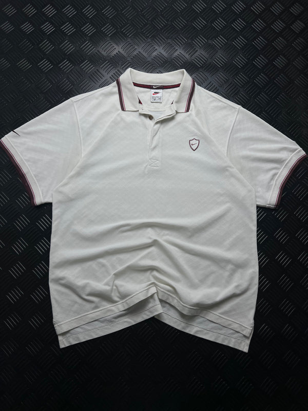 Vista frontal de polo Nike con escudo vintage blanco