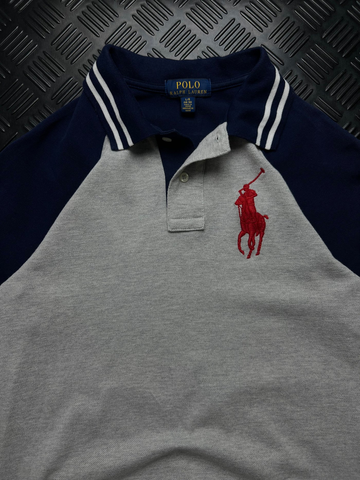 Detalle de etiqueta talla L y Big Pony rojo de polo Ralph Lauren