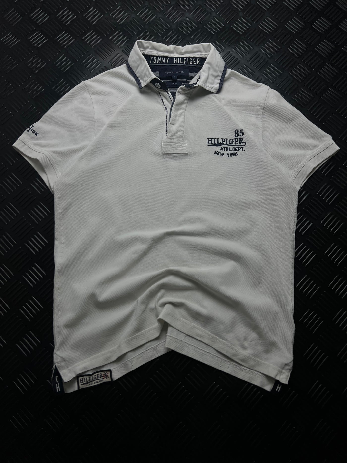 Vista frontal de polo Tommy Hilfiger Athletic Dept 85
